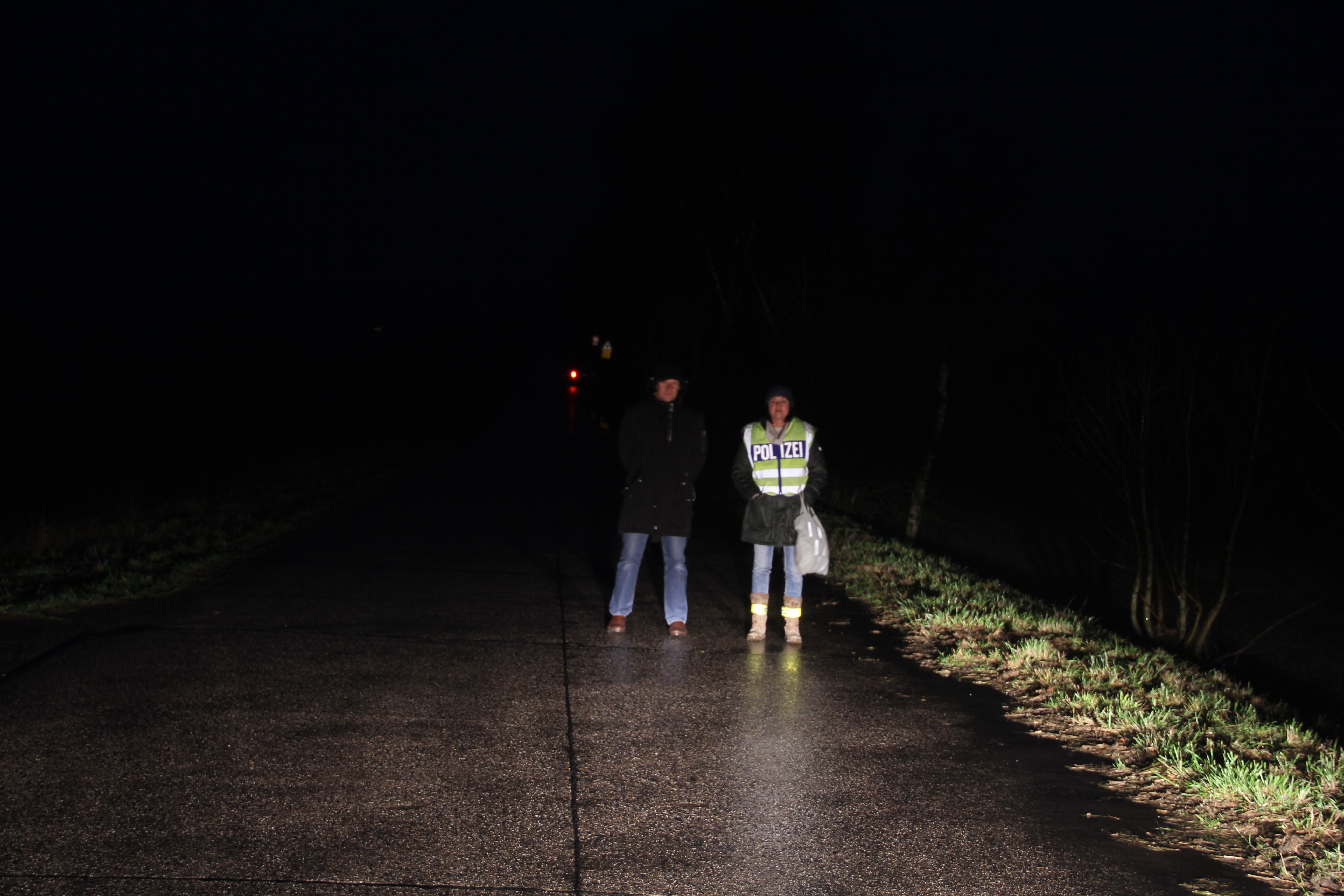 Polizei NRW Köln - Beginn der dunklen Jahreszeit – Für mehr Sicherheit im  Radverkehr Gerade bei inzwischen früh einsetzender Dämmerung ist  funktionierende Beleuchtung und auffällige Kleidung wichtig für die  Sicherheit und Sichtbarkeit