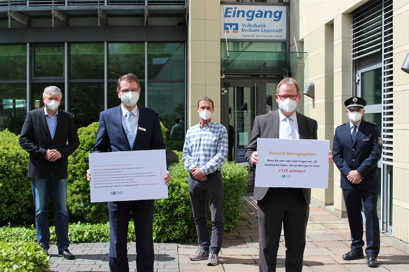 Fünf Männer stehen vor der Volksbank Beckum-Lippstadt