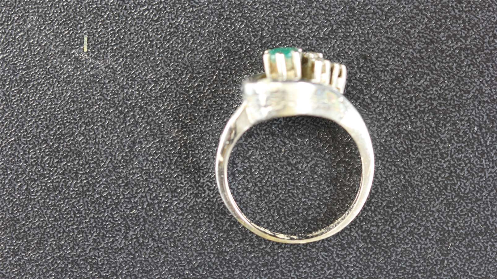 Ring aus Gold mit einem grünen Stein