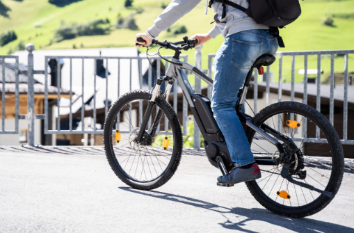 Pedelecfahrer von hinten