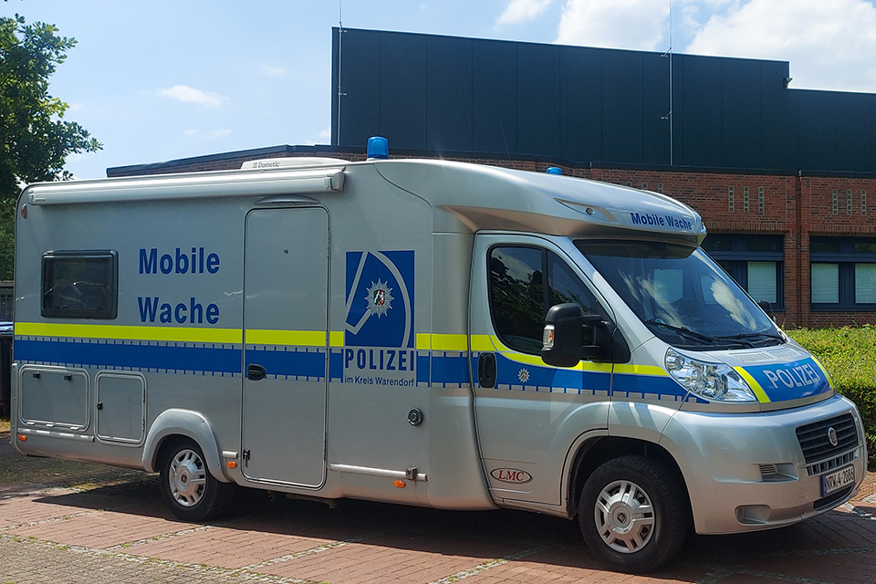 Ein Wohnmobil umgebaut als Mobile Wache mit Beschriftung "Polizei Warendorf" und "Mobile Wache"