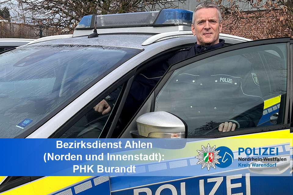 Polizist vor Polizeiauto