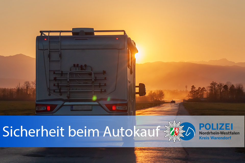 Wohnmobil auf einer Straße vor untergehender Sonne
