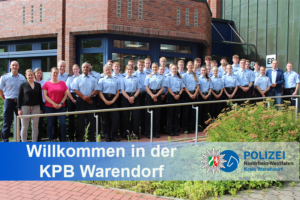 Polizisten vor Haus