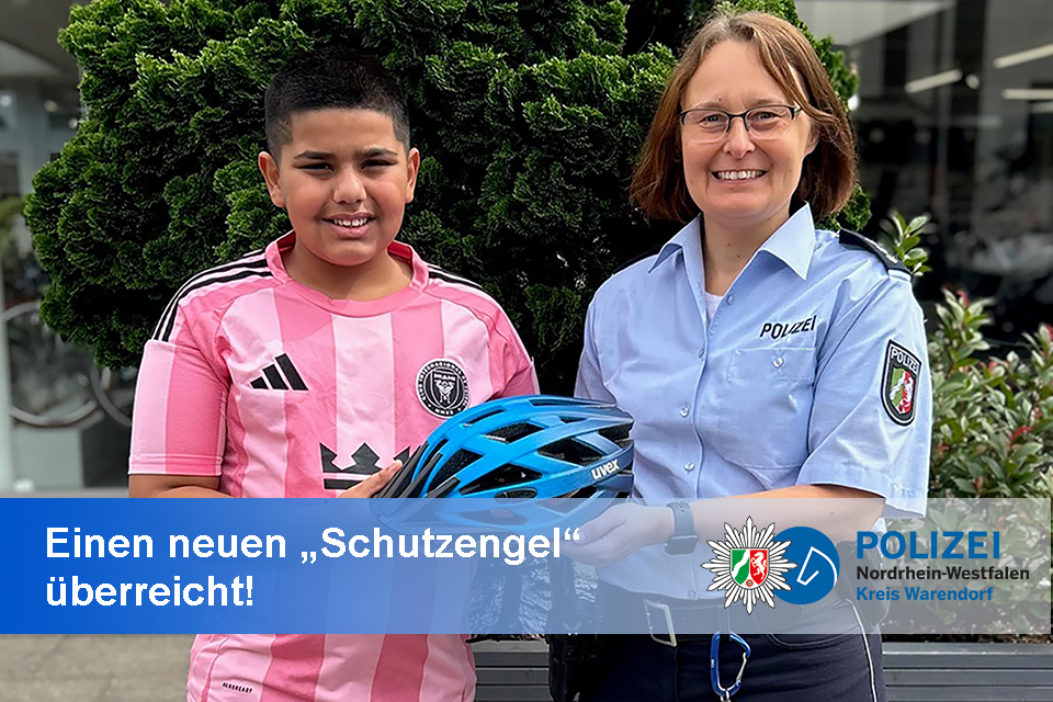 Polizeibeamtin übergibt Fahrradhelm an 10-jährigen Jungen