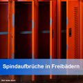 orangefarbene Spinde an denen die Türen offen stehen