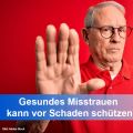 Mann hält Hand hoch und suggeriert "STOP"