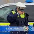 Polizist rollt vor Polizeiauto mit den Augen