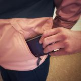 Mann klaut Geldbeutel aus Tasche