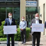 Fünf Männer stehen vor der Volksbank Beckum-Lippstadt