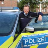 Carsten Bolte vor Polizeiauto