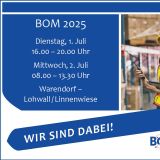 linke Seite Text mit Hinweis zu Öffnungszeiten, darunter Banner mit Wir sind dabei!, rechte Seite, ein Mann und eine Frau, die Rücken an Rücken stehen und mit Schutzkleidung ausgestattet sind, im Hintergrund ein Betrieb