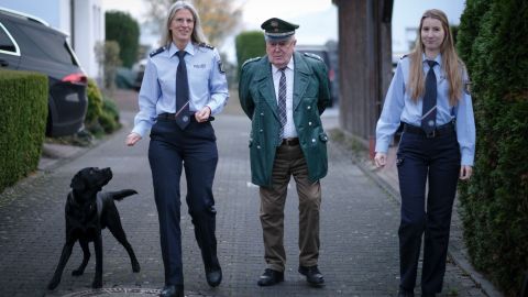Drei Generationen beim Spaziergang in Polizeiuniform von damals und heute