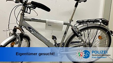 silbernes Fahrrad vor weißer Wand