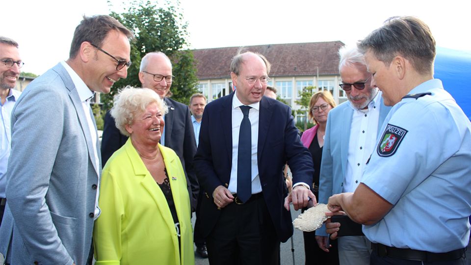 Besucher bekommen einen Gipsabdruck erklärt