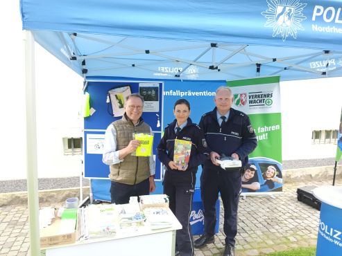 Informationsstand der Verkehrswacht und polizeilichen Verkehrsunfallprävention