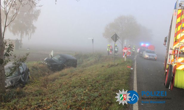 Mehrere Autos im Straßengraben