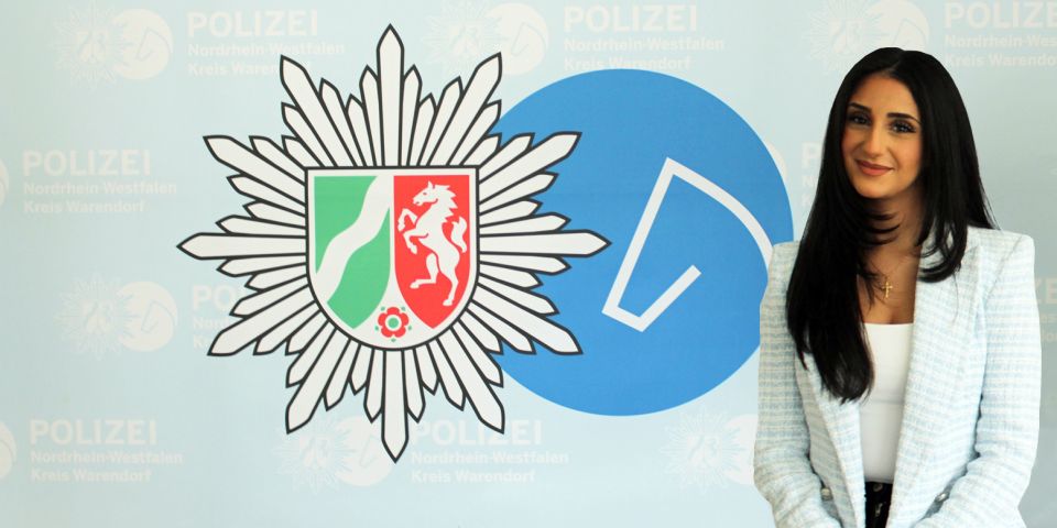 Frau vor Medienwand