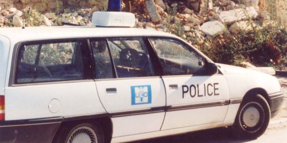 Völlig zerstörte Häuserzeile im Stadtzentrum von Mostar. Davor ein Streifenwagen der Westeuropäischen Union (WEU).